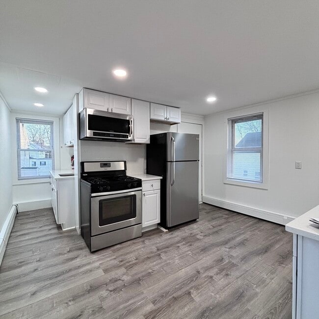 Building Photo - 12 Pine St