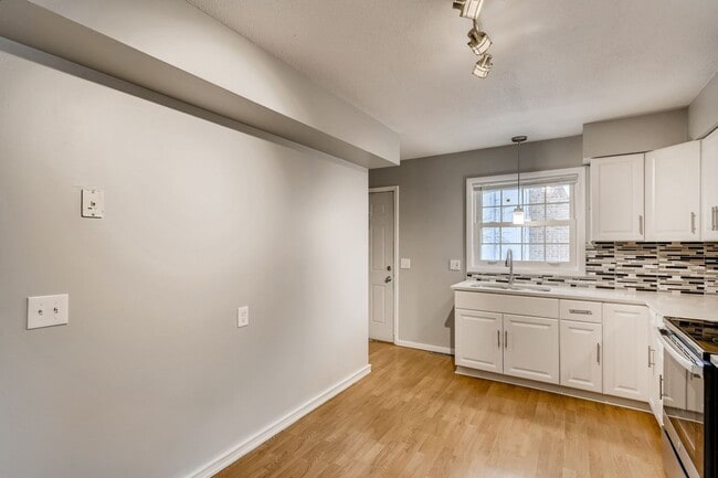 Building Photo - Perfect 3 Bedroom Home in Saint Louis Park!