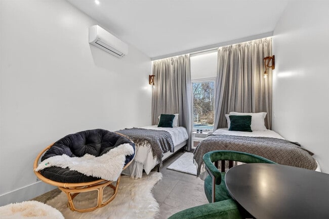 Foto del edificio - 443 Clove Rd