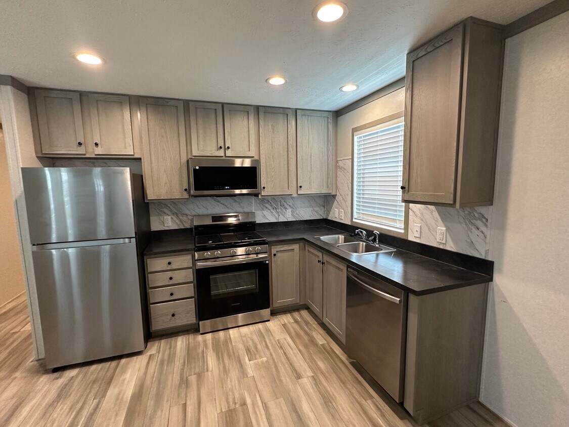 Foto principal - 25696 Nuway Ave