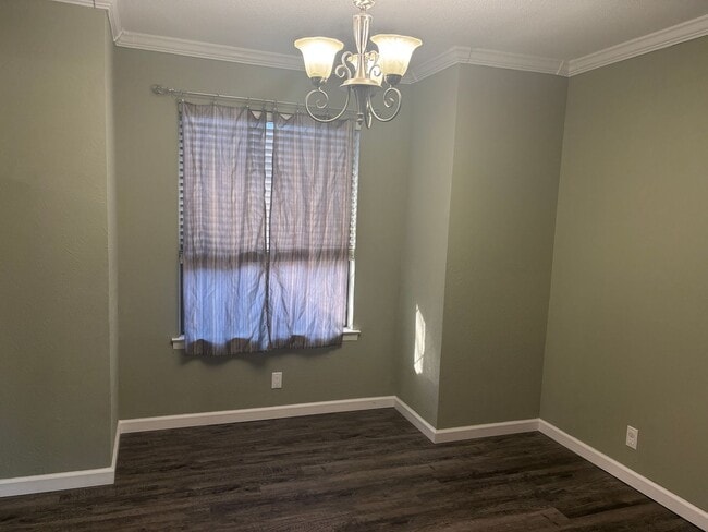 Building Photo - Remodeled 3/2/2 with Lots of Square Footage!