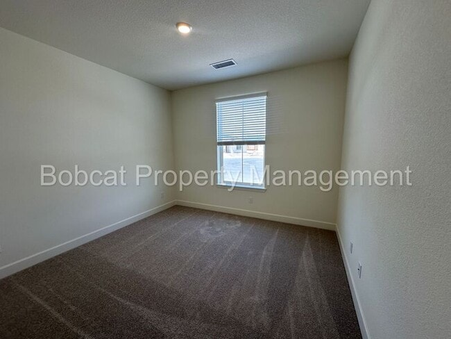 Building Photo - 925 Nelle Dr