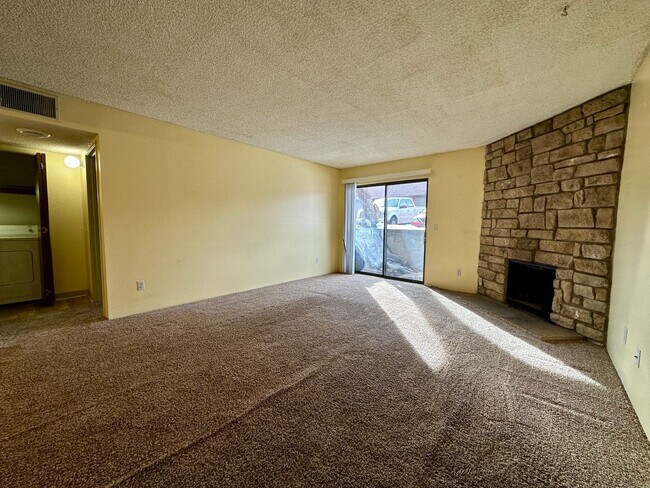 Foto del edificio - Lovely 1 Bedroom, 1 Bathroom Lakewood Cond...