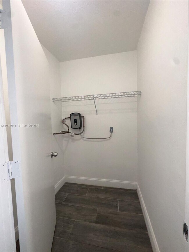 Foto del edificio - 1895 Venice Park Dr