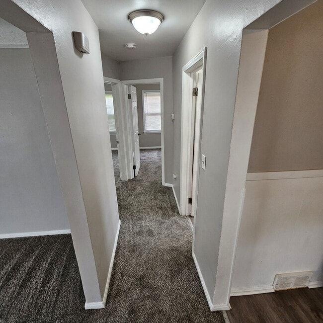 Building Photo - 3 Bedroom Bungalow w/ New Carpet Through O...