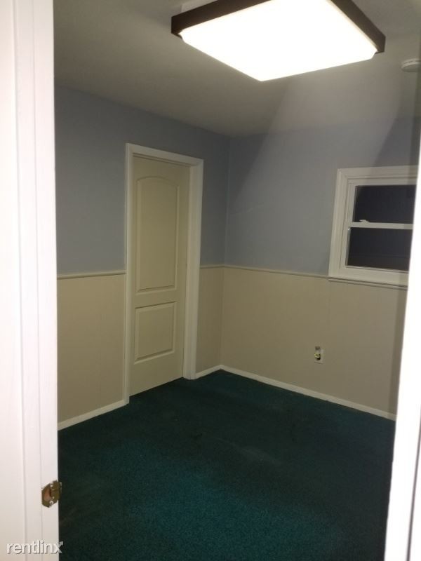 Building Photo - 4 br, 2 bath Townhome - 11 W Railroad Ave,