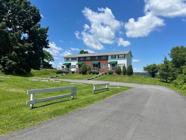 Foto del edificio - AVAILABLE April  2026! Secluded 2 bedroom Condo, Located minutes to Downtown JC & ETSU