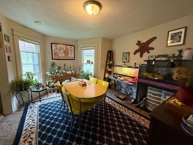 Building Photo - Spacious 2 bedroom, 1 bath home in highly ...