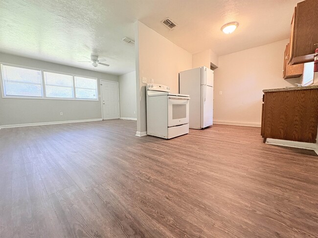 Building Photo - 3515 Falcon Dr
