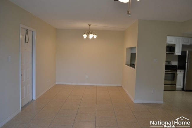 Building Photo - 1215 S Pine Ridge Cir