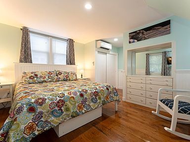 Foto principal - Charming 3-Bedroom Historic Home in Downto...