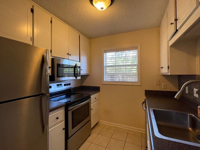 Building Photo - Foxchase Subdivision! END UNIT CLOSE TO CO...