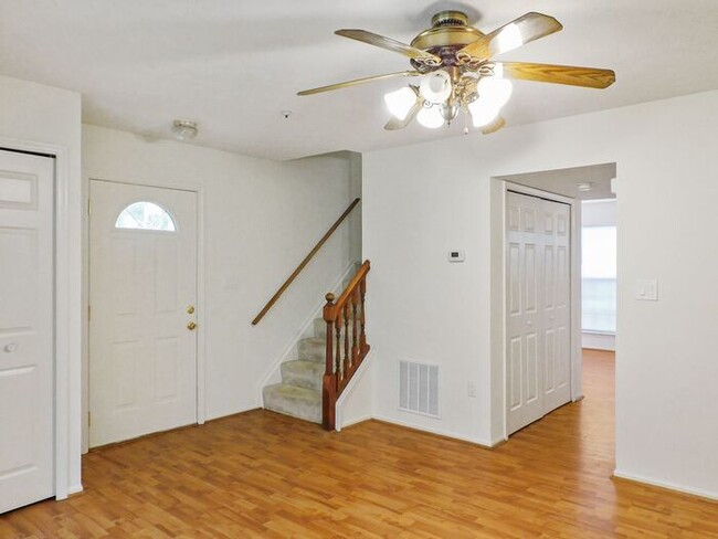 Foto del edificio - Recently Updated Pet Friendly 2 Story End ...