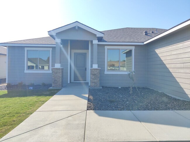 Foto del edificio - Stunning Newer Build in Benton City