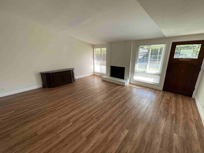 Foto del edificio - BEAUTIFULLY REMODELED GRANADA HILLS HOME!