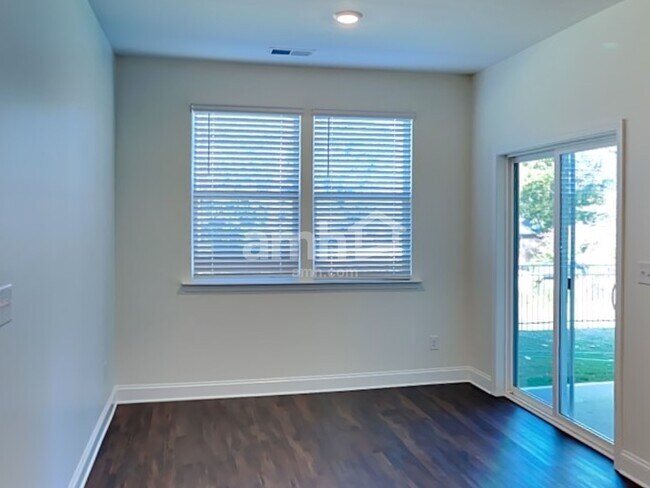 Foto del edificio - 561 Rivermist Dr