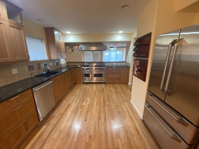 Building Photo - UNBEATABLE Views 4 Bed 2.5 Bath Single Fam...