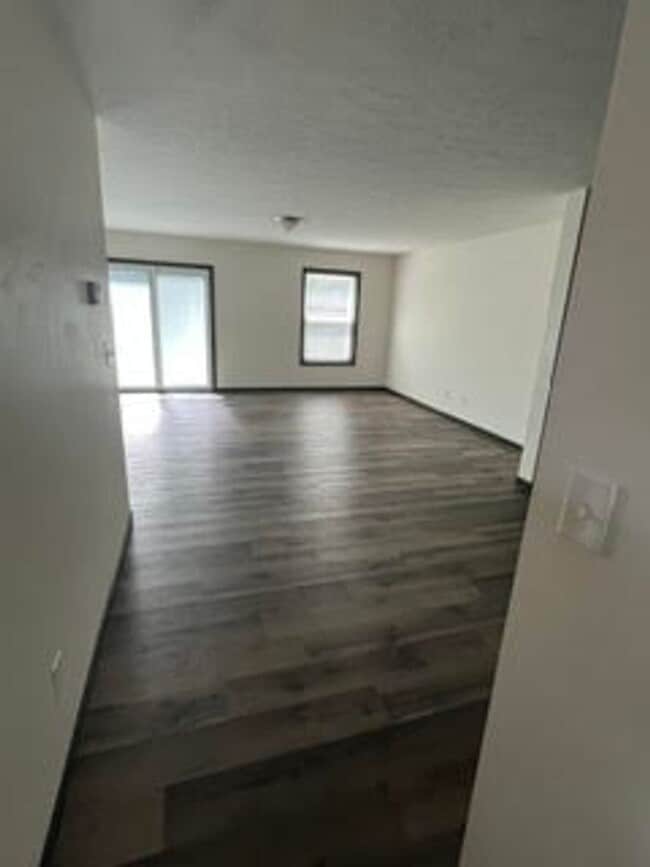 Building Photo - 585 Birch Hill Dr