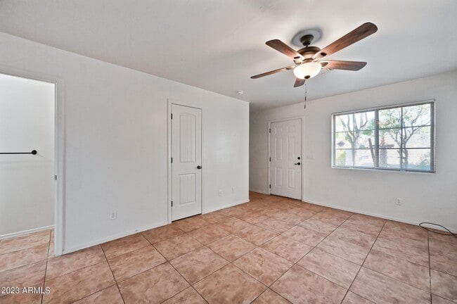 Building Photo - 2419 W Vista Ave
