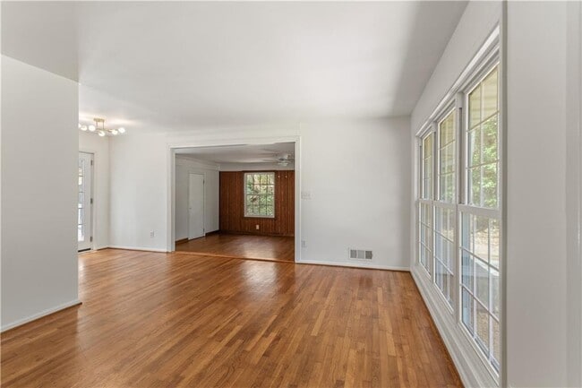 Building Photo - 2866 Highland Dr SE