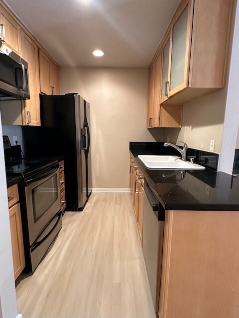 Kitchen - 8108 Raintree Cir