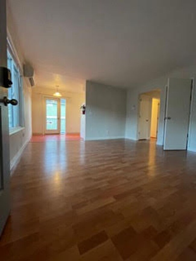 Building Photo - Comfortable 2-bed/1-bath upper apt in Cath...