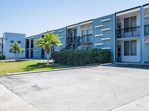 Building Photo - 980 NE 169th St