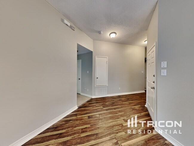 Foto del edificio - 2045 Wildwood Dr