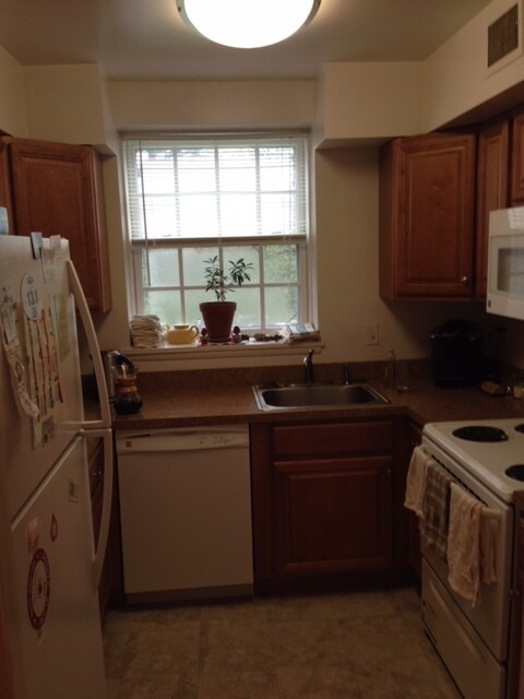 Building Photo - 1 Bedroom 1 Bath in McLean Gardens Just Off Wisc. Ave.!