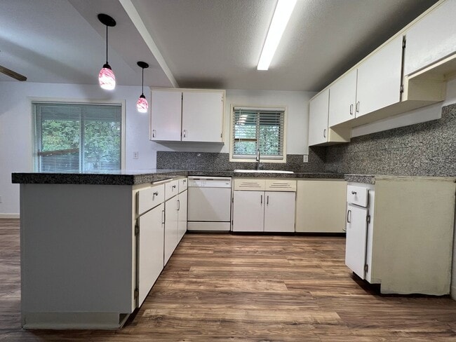 Foto del edificio - 3 bedroom 1.5 bath home with two car garag...