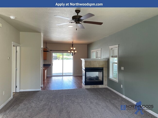 Building Photo - Beautiful 2 Story Home 3 Bdm/2.5 Bath in Q...