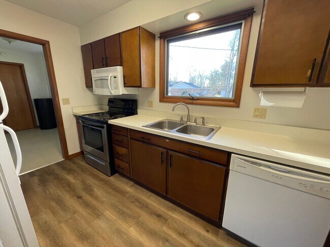 Building Photo - 2607 Woodland Dr