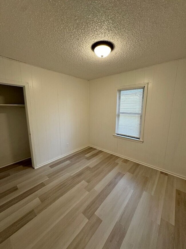 Building Photo - 3bd 1ba Ready for Immediate Move-in
