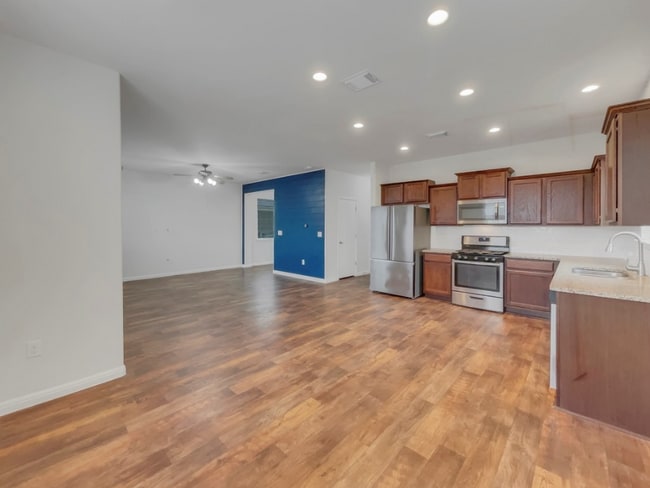 Building Photo - 717 Twisted Oaks Ln