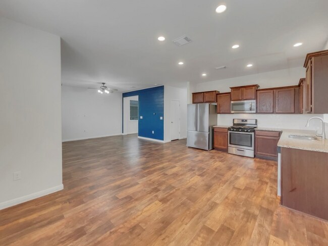 Foto del edificio - 717 Twisted Oaks Ln