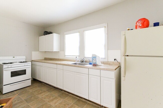 Building Photo - PRELEASING for AUGUST! Close to Campus: On...