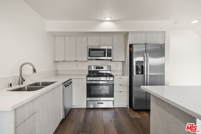 Foto del edificio - 2525 Hauser Blvd