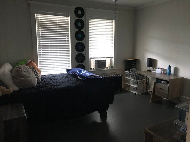 quiet space for studying - 167 W River St Apt 3