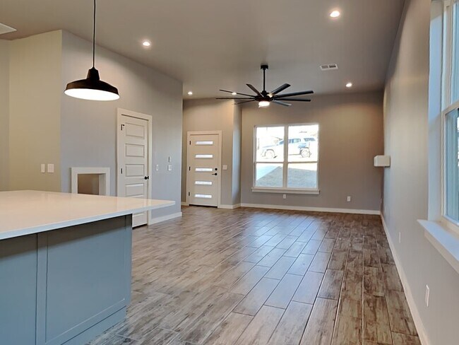 Foto del edificio - 312 W 3rd St