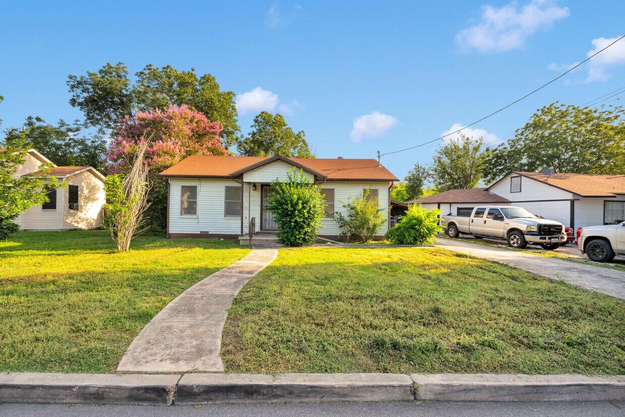 Foto principal - Charming 2-Bedroom Home in San Antonio