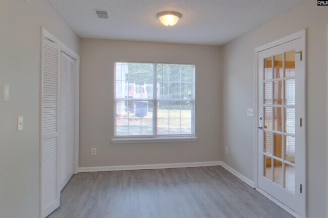 Foto del edificio - 424 Forest Grove Cir