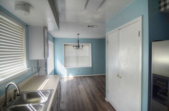 Building Photo - 1008 Field Trail Dr