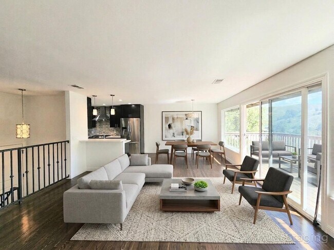 Foto del edificio - 3 bedroom 3 bathroom hillside Pacifica home with serene views