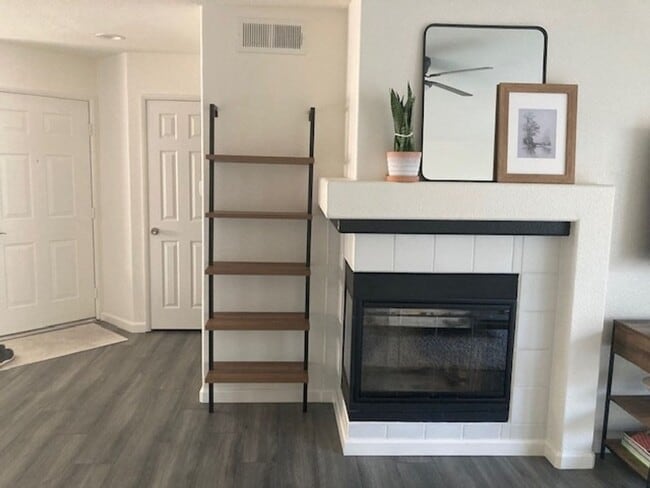 Foto del edificio - 6686 Laurelton Ln