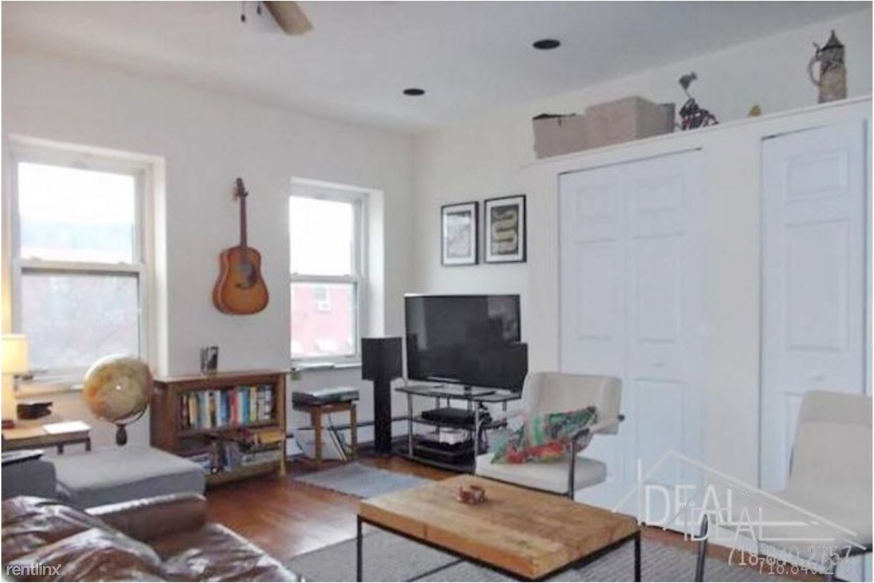 Primary Photo - 425 5th Ave