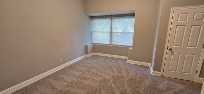 Building Photo - Huge 3-level 6 Bedroom - 2,500 sq/ft!
