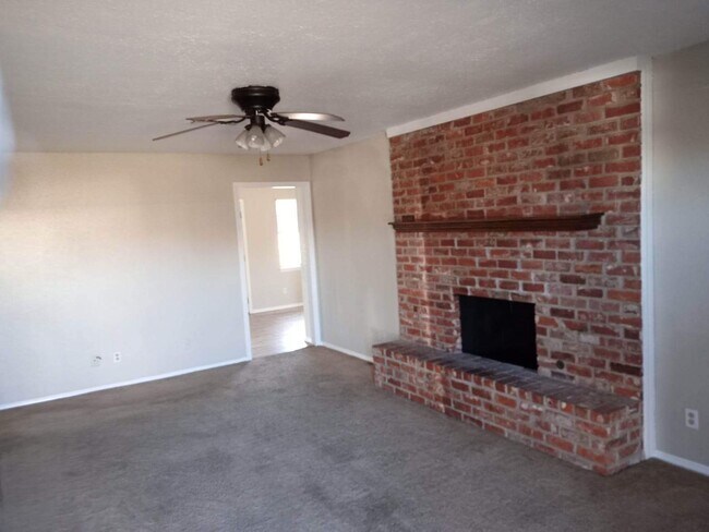 Foto del edificio - 616 Briarwood Ln
