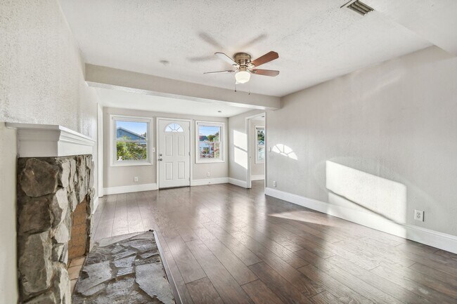 Foto del edificio - Charming 3 bed 2 bath North Kenwood home w...