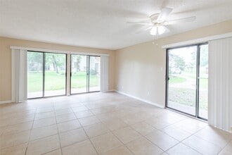 Building Photo - 15919 Golf Club Dr