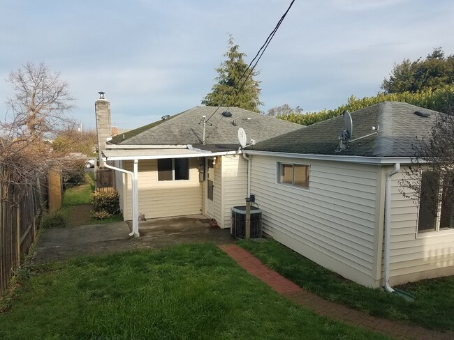 Building Photo - Charming Port Angeles Home For Lease